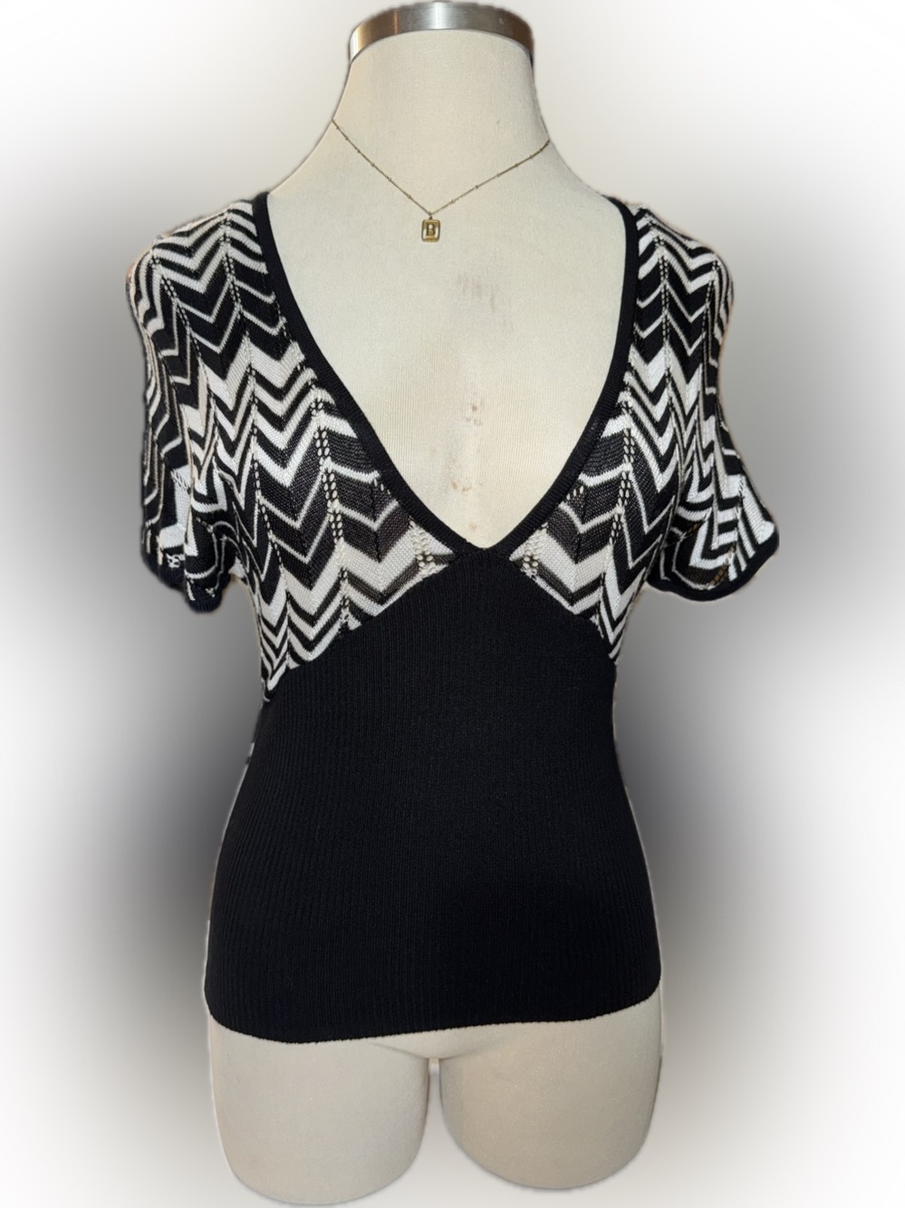 Vintage Bette Paige Black & White Chevron Knit V-Neck Top